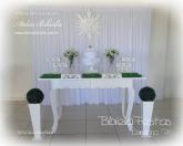 DECORAÇÃO BATIZADO MESA LUIZ XV CORTINA BRANCA MDF BOLO - Aluguel em Londrina