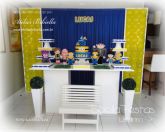 DECORAÇÃO MINIONS MESA 2 CUBO LISO GRADE CORTINA BANCO BOLO NOME - Aluguel Festa em Londrina