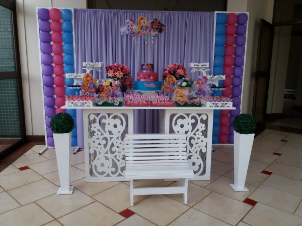 DECORAÇÃO SUNNY DAY MESA 2 CUBO FLORAL GRADE CORTINA MDF BANCO BOLO NOME - Aluguel em Londrina