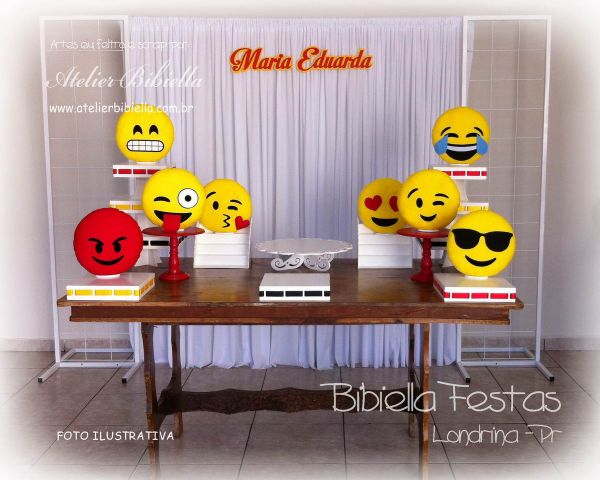 DECORAÇÃO EMOTICONS SEM MESA GRADE CORTINA MDF SEM BOLO COM NOME - Festa em Londrina