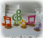 NOTAS MUSICAIS KIT COM 5 UNIDADES DE 10 A 20CM COM SUPORTE