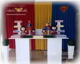 DECORAÇÃO SUPERMAN E MULHER MARAVILHA MESA 2 CUBO LISO CORTINA MDF 2 BOLO - Aluguel em Londrina