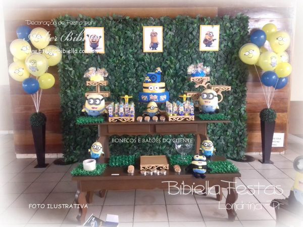 DECORAÇÃO MINIONS E BALÕES DO CLIENTE RUSTICO LUIS XV DUPLO MURO INGLES FALSO GAS HELIO MDF BOLO