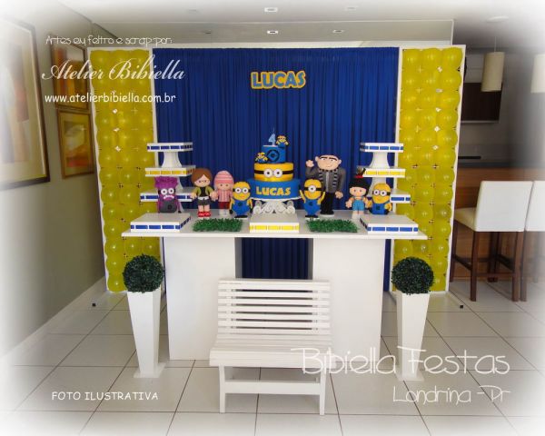 DECORAÇÃO MINIONS MESA 2 CUBO LISO GRADE CORTINA BANCO BOLO NOME - Aluguel Festa em Londrina