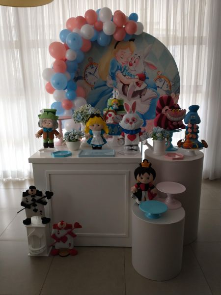 DECORAÇÃO ALICE BOISERIE, COM BOLO E VELA ALUGADA, COM BALÕES - Aluguel Festa em Londrina