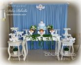 DECORAÇÃO BATIZADO MESA LUIZ XV COM LATERAL CORTINA AZUL MDF BOLO - Aluguel em Londrina