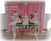 DECORAÇÃO BATIZADO MESA LUIZ XV CORTINA ROSA BOLO - Aluguel Festa em Londrina