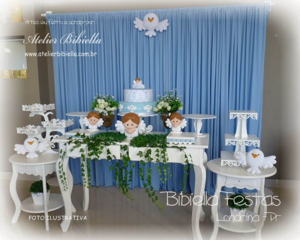 DECORAÇÃO BATIZADO MESA LUIZ XV COM LATERAL CORTINA AZUL MDF BOLO - Aluguel em Londrina