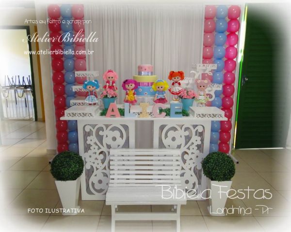 DECORAÇÃO LALALOOPSY MESA 2 CUBO FLORAL GRADE CORTINA BANCO BOLO NOME ALUGADO- Aluguel em Londrina