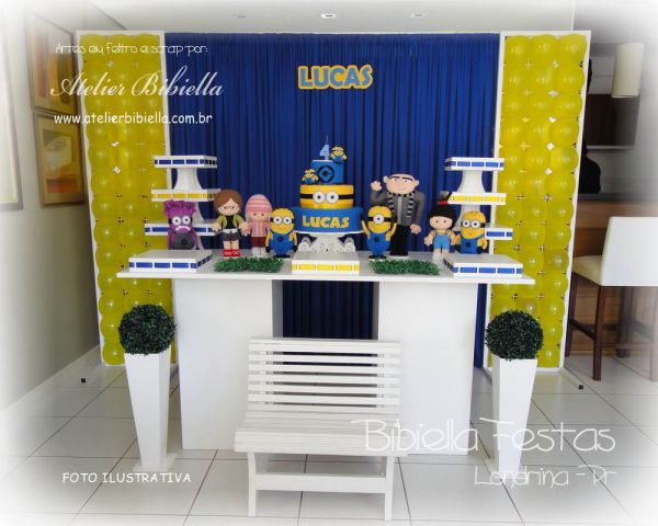 DECORAÇÃO MINIONS MESA 2 CUBO LISO GRADE CORTINA BANCO BOLO NOME - Aluguel Festa em Londrina