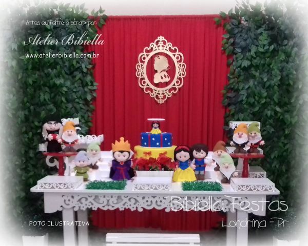 DECORAÇÃO BRANCA DE NEVE MESA FLORAL MURO INGLES COM CORTINA FALSO GAS HELIO MDF BANCO DISPLAY BOLO