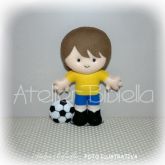 MENINO COM BOLA DE FUTEBOL 25CM UNIDADE