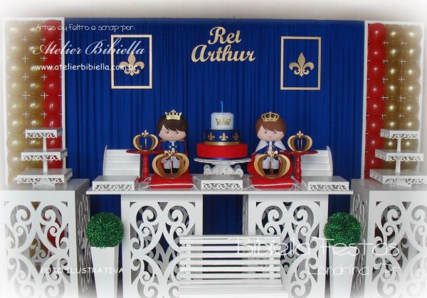 DECORAÇÃO REI ARTHUR MESA 4 CUBO ARABESCO GRADE CORTINA MDF BANCO BOLO NOME - Festa Londrina