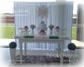 DECORAÇÃO BATIZADO MESA LUIZ XV CORTINA BRANCA MDF BOLO - Aluguel em Londrina