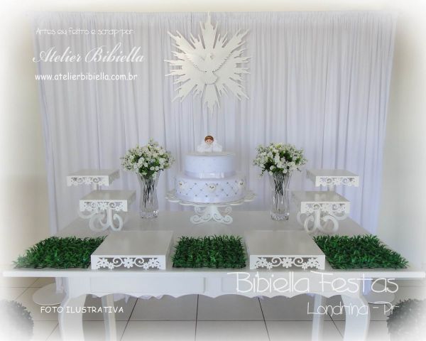 DECORAÇÃO BATIZADO MESA LUIZ XV CORTINA BRANCA MDF BOLO - Aluguel em Londrina