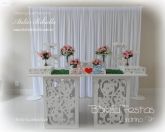 DECORAÇÃO NOIVADO MESA 2 CUBO FLORAL CORTINA MDF FLORES SEM BOLO COM INICIAIS - Aluguel em Londrina