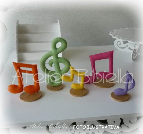 NOTAS MUSICAIS KIT COM 5 UNIDADES DE 10 A 20CM COM SUPORTE